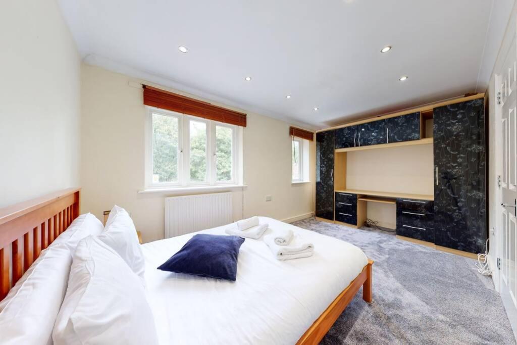 Super 2 bed House wPrivateParking&PrivateGarden Londen Buitenkant foto