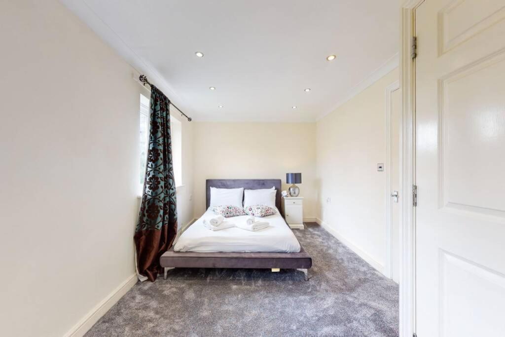 Super 2 bed House wPrivateParking&PrivateGarden Londen Buitenkant foto