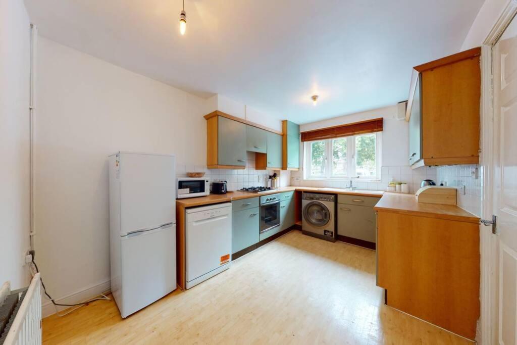 Super 2 bed House wPrivateParking&PrivateGarden Londen Buitenkant foto