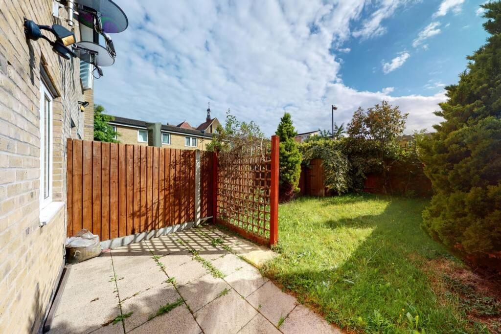 Super 2 bed House wPrivateParking&PrivateGarden Londen Buitenkant foto